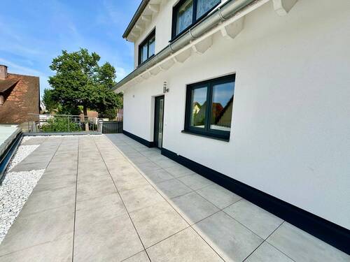 Terrasse am Wohnungseingang EIngangsbereich - RESERVIERT - Großzügig, modern und bezugsfrei - 5-Zimmerwohnung über 2 Etagen in Kenzingen