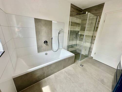 Modernes Badezimmer OG - 