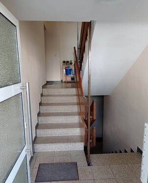 Hauseingang und Flur - Mehrfamilienhaus, Wohnhaus in Karben zum Kaufen