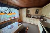 Blick in die Küche - 8 Zimmer Einfamilienhaus zum Kaufen in Schwandorf