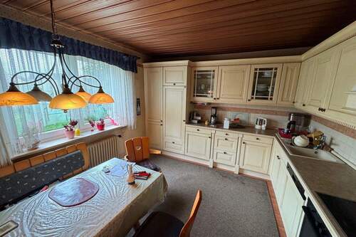 Blick in die Küche - 8 Zimmer Einfamilienhaus zum Kaufen in Schwandorf