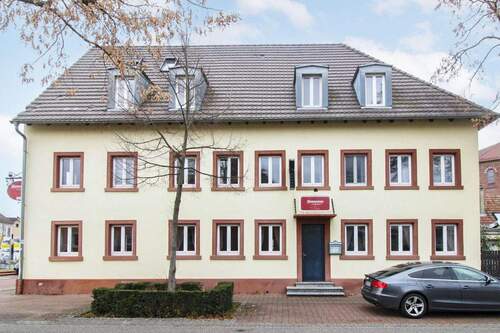 Eingang Gaststätte - Ein Haus, viele Möglichkeiten: WGH mit 3 Wohneinheiten Ortsmitte Mörsch