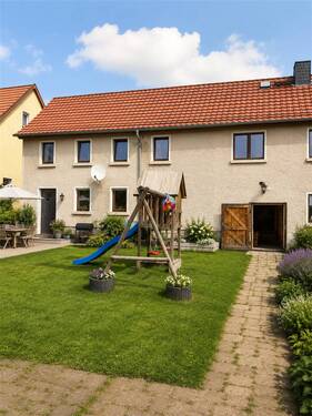 Haus Gartenansicht - virtually staged - Großzügiges 1-2 Familienhaus mit weitläufigem Grundstück in Holdenstedt