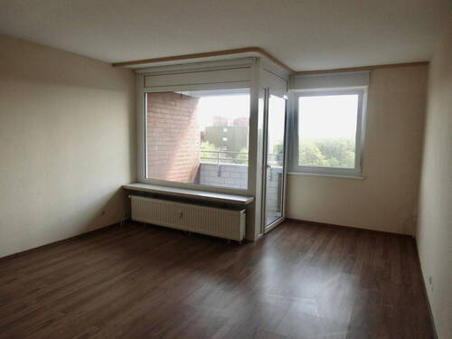 Wohnzimmer mit Balkon - Etagenwohnung mit 58,80 m² in Hamburg zum Kaufen