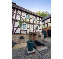 Charmantes Fachwerk-Einfamilienhaus mit Innenhof, überdachter Terrasse & Garage in Lohra
