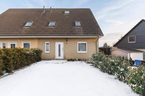 Straßenansicht - Zuhause im Grünen - Gemütliche Doppelhaushälfte mit Kamin und Garten