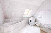 Bad mit Wanne im Obergeschoss - 