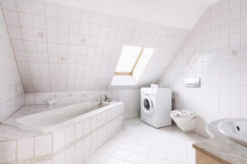 Bad mit Wanne im Obergeschoss - 