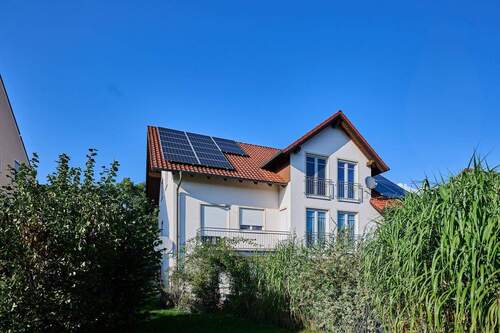 ETW Leiblfing Außenansicht II - Helle Dachgeschosswohnung mit Gartenabteil und zwei Stellplätzen in ruhiger Lage von Leiblfing