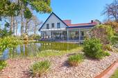 Terrasse mit angrenzendem Teich - 