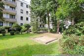 2 Hausansicht Eingang mit Sandkiste - 4 Zimmer Etagenwohnung zum Kaufen in Schenefeld