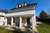 Blick auf die Terrasse und Garten - 6 Zimmer Einfamilienhaus in München