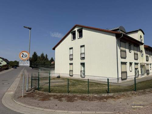 Giebelseite und Parkplätze - 