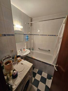 Bad mit Wanne und WM-Anschluss - 