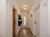 Eingangsbereich mit modernisierter Haustür zur Erdgeschosswohnung - 