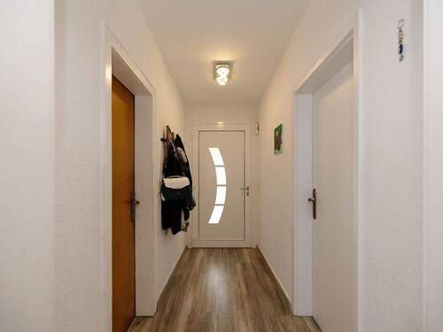Eingangsbereich mit modernisierter Haustür zur Erdgeschosswohnung - 