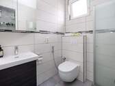 Modernisiertes Badezimmer mit zeitgemäßer Ausstattung - 