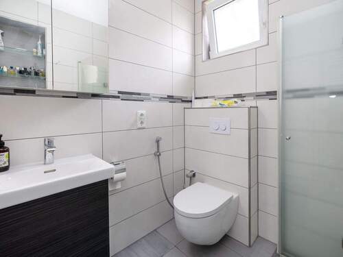 Modernisiertes Badezimmer mit zeitgemäßer Ausstattung - 