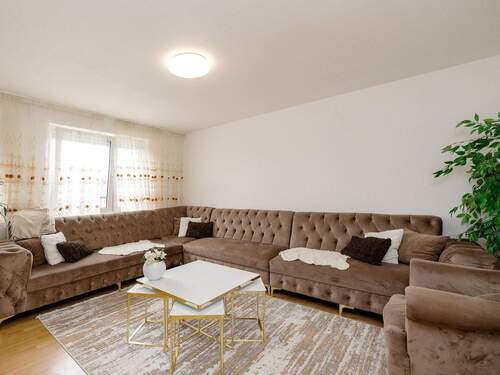 Modernes Wohnzimmer der vermieteten Obergeschosswohnung - 