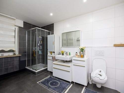 Großzügiges Tageslichtbad mit Dusche im Obergeschoss - 