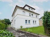 Außenansicht des gepflegten Mehrfamilienhauses - 4-Familienhaus mit großzügiger, eigennutzbarer Einheit und 3 vermieteten Wohnungen in Bad Salzuflen