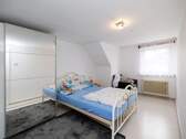 Schlafzimmer mit guter Stellfläche im Dachgeschoss - 