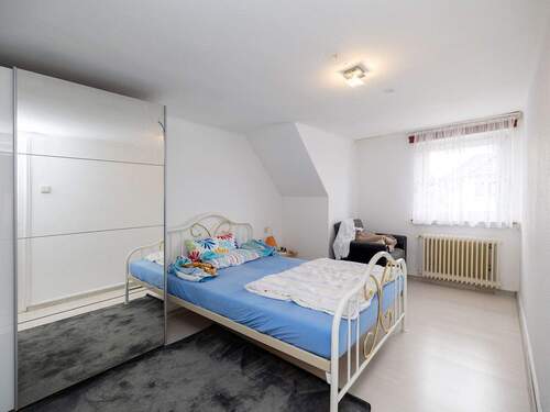 Schlafzimmer mit guter Stellfläche im Dachgeschoss - 