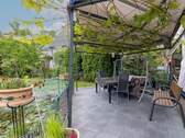 Überdachte Terrasse mit Blick ins grüne Gartengrundstück - 1 Zimmer Mehrfamilienhaus, Wohnhaus in Bad Salzuflen