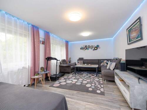 Helles Wohnzimmer mit moderner Lichtgestaltung - 