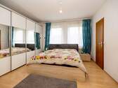 Geräumiges Schlafzimmer mit Platz für einen großem Kleiderschrank - 
