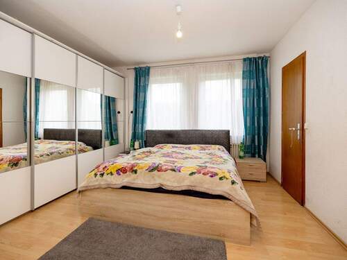 Geräumiges Schlafzimmer mit Platz für einen großem Kleiderschrank - 