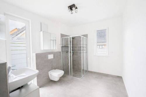 großes Badezimmer - 