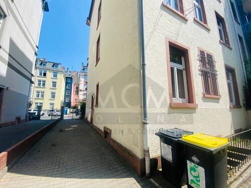 Zufahrt - Mehrfamilienhaus, Wohnhaus mit 351,00 m² in Frankfurt am Main zum Kaufen