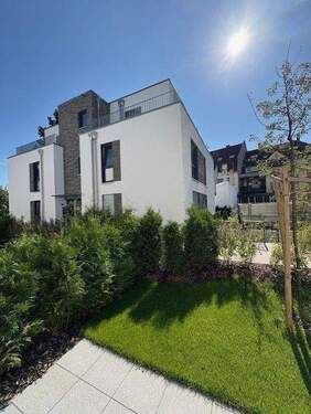 Außenansicht - LAUFAMHOLZ: BEZUGSFERTIGE 3-ZI-GARTENWOHNUNG MIT EINBAUKÜCHE! Sie erhalten sogar den KfW-Zuschuss in Höhe von 26.250€!