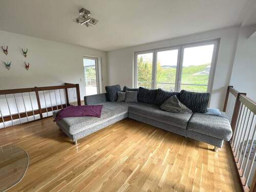 Galerie im Erdgeschoss mit Zugang auf die zweite Terrasse - 