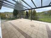 überdachte Terrasse mit genügend Platz zum Spielen, Relaxen, Essen und Feiern - 