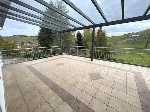 überdachte Terrasse mit genügend Platz zum Spielen, Relaxen, Essen und Feiern - 