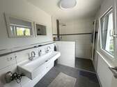 Masterbad mit Tageslicht, Doppelwaschbecken und bodenebener Rainshower-Dusche - 