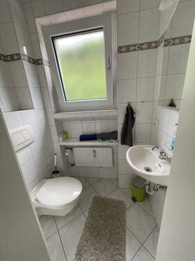 dem Badezimmer angegliedert ist das separate WC - 