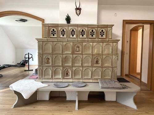 Genießen Sie an kühlen Herbst- und Wintertagen auf der Sitzbank die Atmosphäre und wohlige Wärme. - 