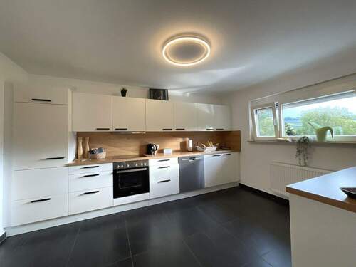 Küche mit Einbauküche und hochwertigen Elektrogeräten - 