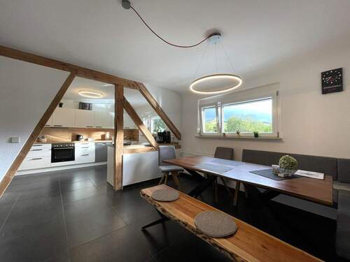 die offene Küche und der stylische Essbereich - 