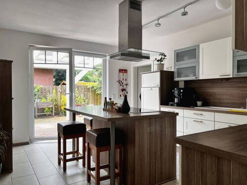 Küche mit Zugang zur Terrasse - Mehrfamilienhaus, Wohnhaus mit 228,00 m&sup2; in Schneverdingen zum Kaufen