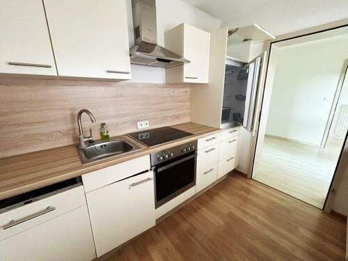 .. mit schicker Einbauküche ! - Bezugsfreie Wohnung mit Einbauküche und Tiefgaragenplatz !