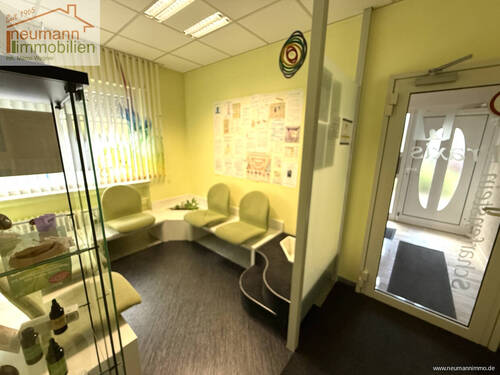 Wartezimmer/ Eingangsbereich - Büro mit 101,00 m&sup2; in Waldbreitbach zur Miete