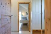 Flur mit Blick auf Schlafzimmer 1 - 