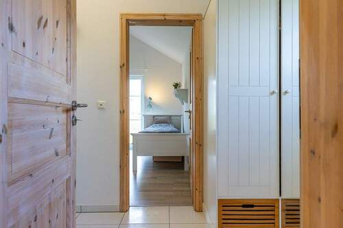 Flur mit Blick auf Schlafzimmer 1 - 