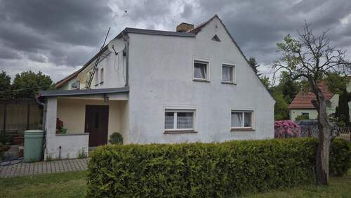 Blick auf Hauseingang - 4 Zimmer Doppelhaushälfte in Weißwasser