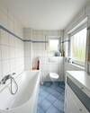 Bad mit 2 Fenstern, Wanne und... - 