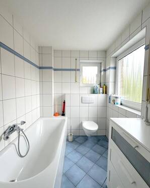 Bad mit 2 Fenstern, Wanne und... - 